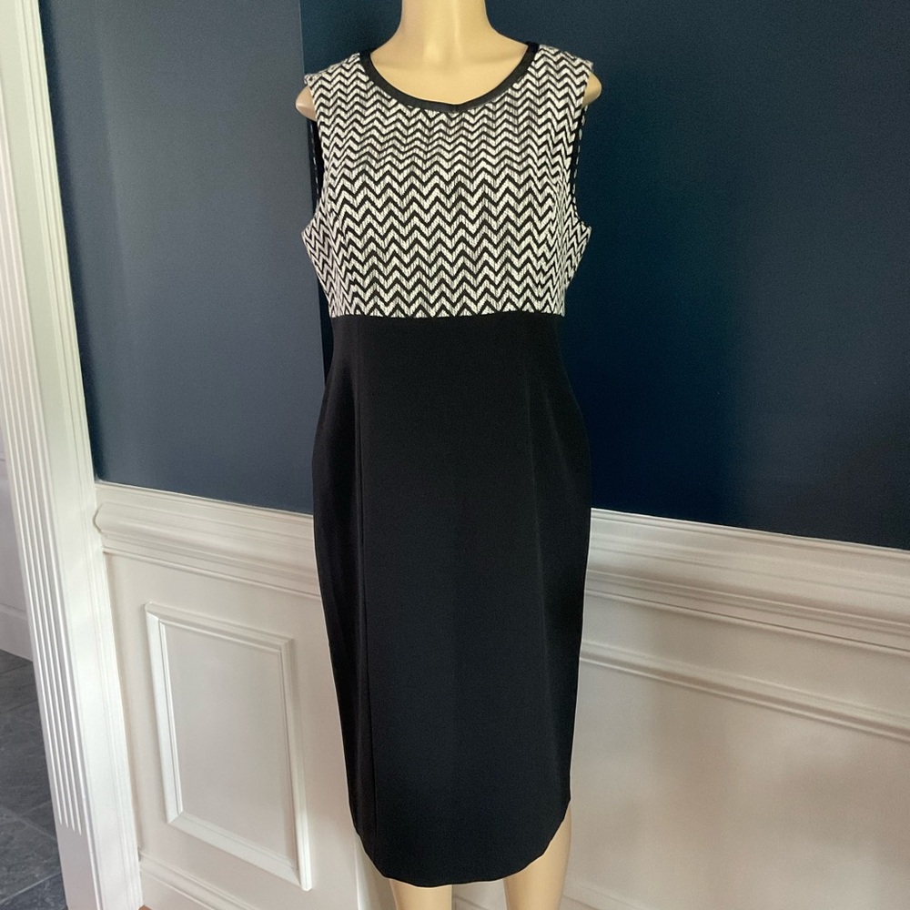 Kasper Women’s Black and White Chevron Sleeveless Sheath Dress 14 NWT